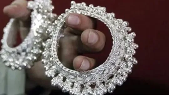 चांदी पर छाई महंगाई ने कच्चे तेल को भी पीछे छोड़ दिया, ऐसा 40 साल बाद हुआ है